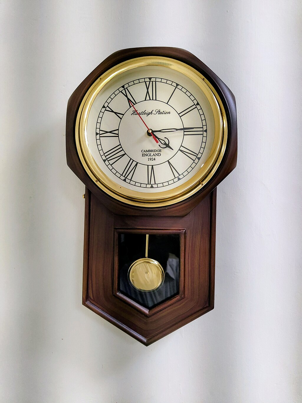 Reloj de pared con péndulo.