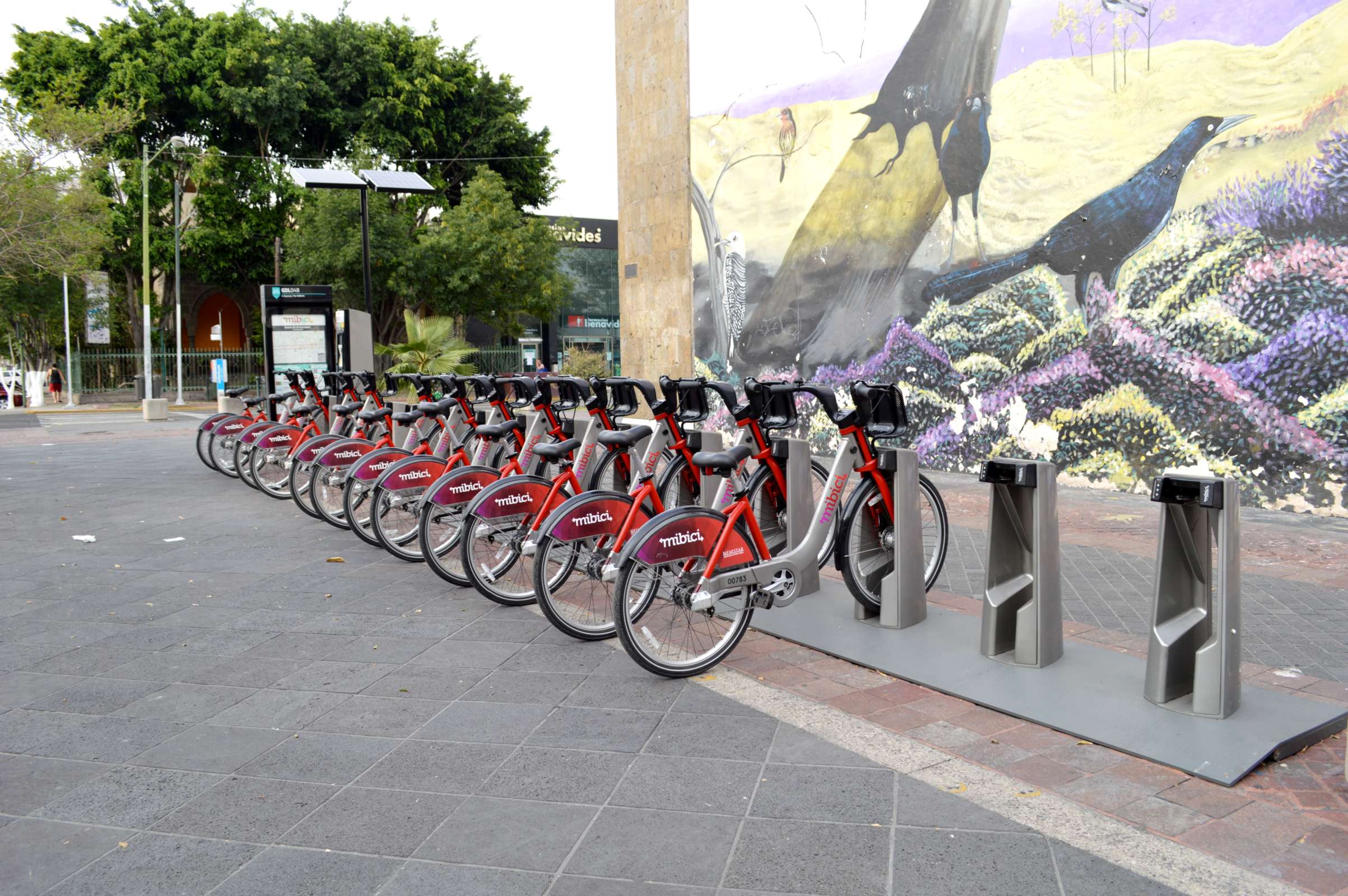 Estación GDL-048 de MiBici, a un costado de la antigua rectoría de la Universidad de Guadalajara.